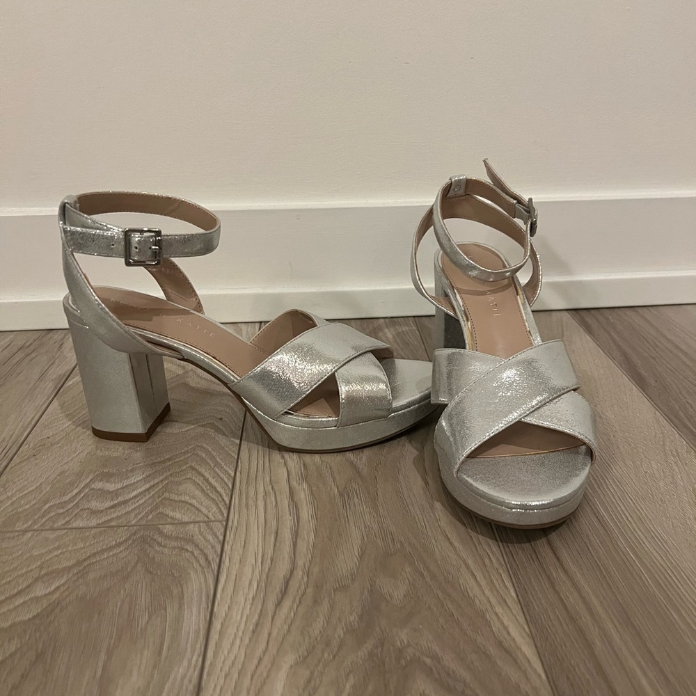 Kelly & Katie Silver Metallic Block Heel Sandals – Size 8.5